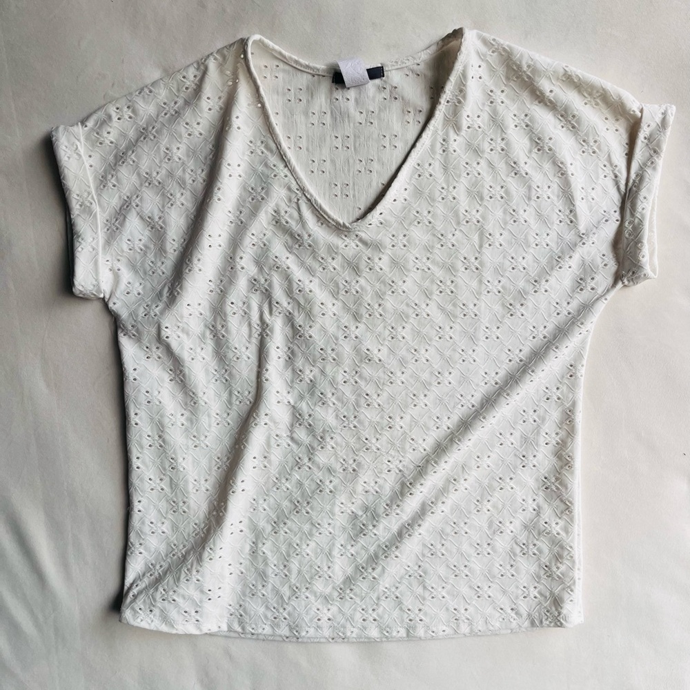 Classic White V-Neck Eyelet Short Sleeve Tee